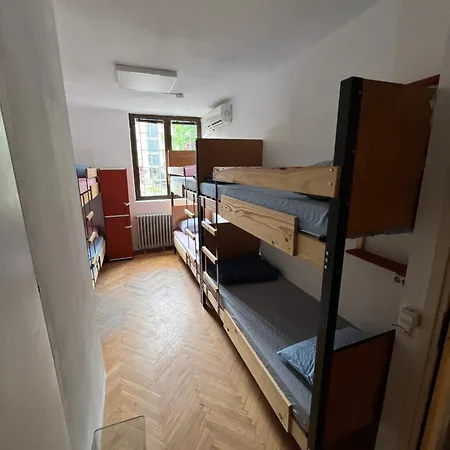 Chillton Hostel *