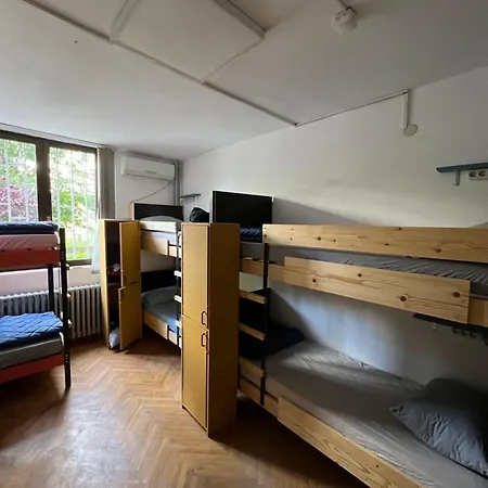 Chillton Hostel *
