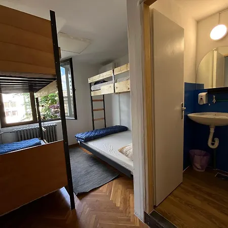 Chillton Hostel *