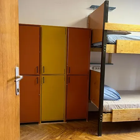 Chillton Hostel *